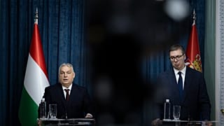 Orbán Viktor miniszterelnök (b) és Aleksandar Vucic szerb elnök sajtótájékoztatója Szabadkán 2025. november 27-én.