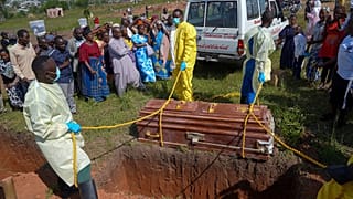  RDC : le difficile travail des équipes chargées d'inhumer les victimes d'Ebola