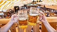 Brindis en el Octoberfest de Múnich, imagen de archivo