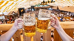 Brindisi all'Oktoberfest di Monaco di Baviera, immagine d'archivio