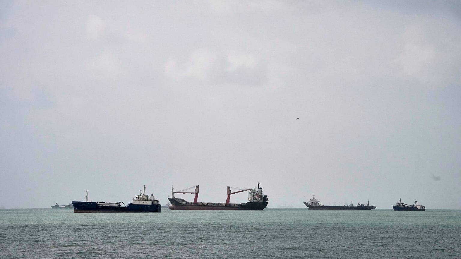 Navi commerciali sono all'ancora nello Stretto di Hormuz, al largo di Bandar Abbas, in Iran, venerdì 4 settembre 2026.