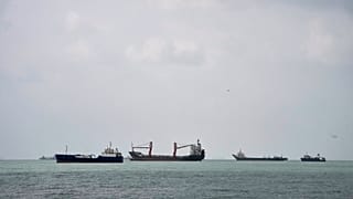 Navios comerciais permanecem fundeados no estreito de Ormuz, ao largo de Bandar Abbas, Irão, sexta-feira, 4 de setembro de 2026.
