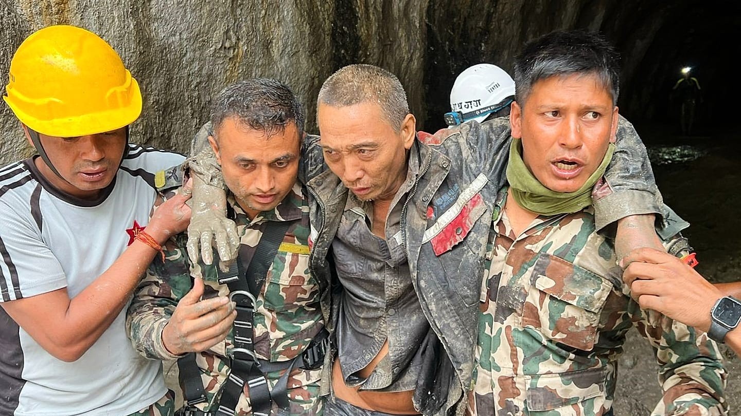 Nepal'da sel felaketinden 10 gün sonra iki kişi sağ kurtarıldı