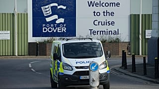 Un fourgon de police stationné devant le centre de traitement des migrants de Dover, en Angleterre, lundi 31 octobre 2022.