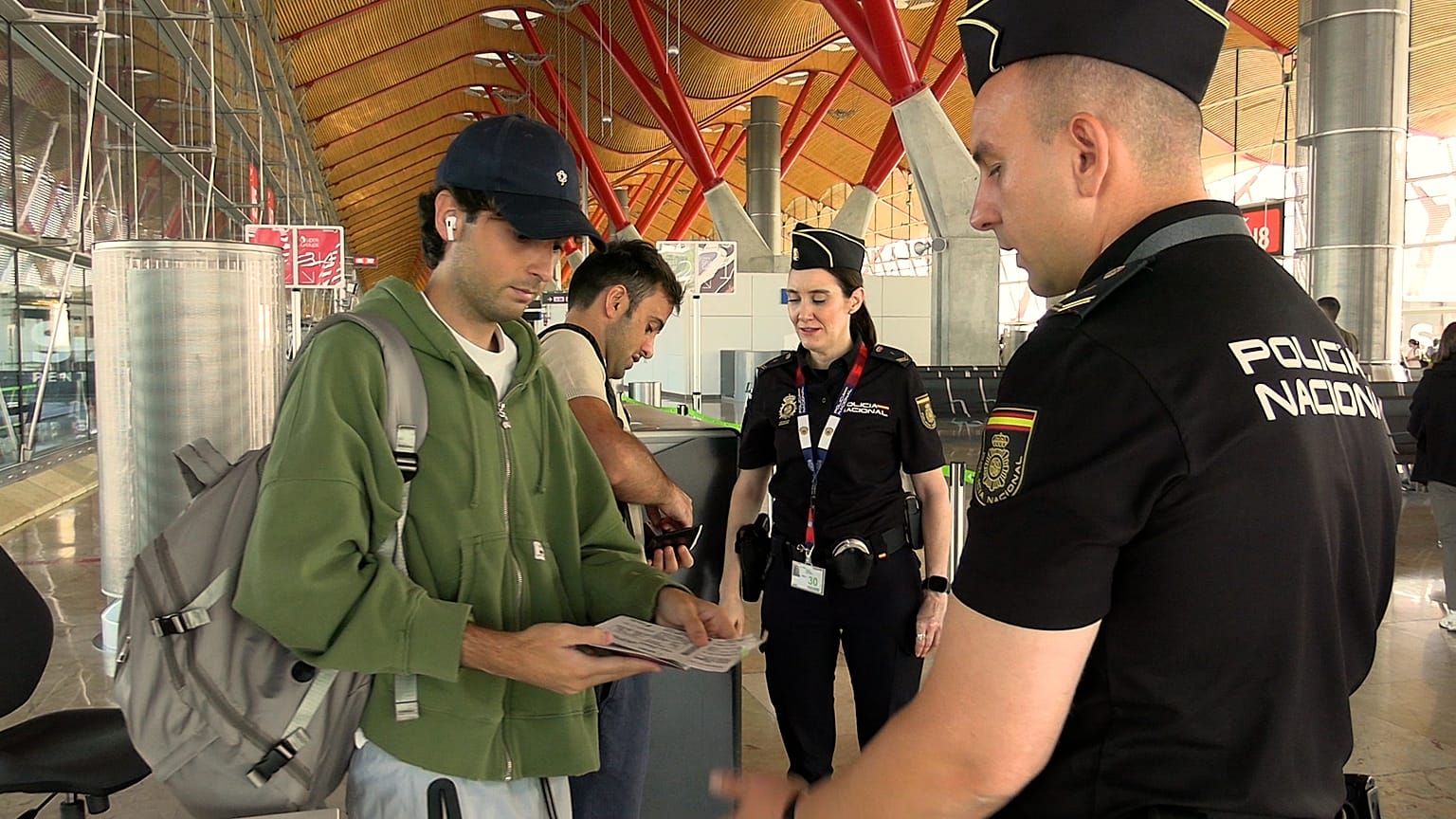 Controles fronterizos en el aeropuerto de Barajas a ciudadanos italianos