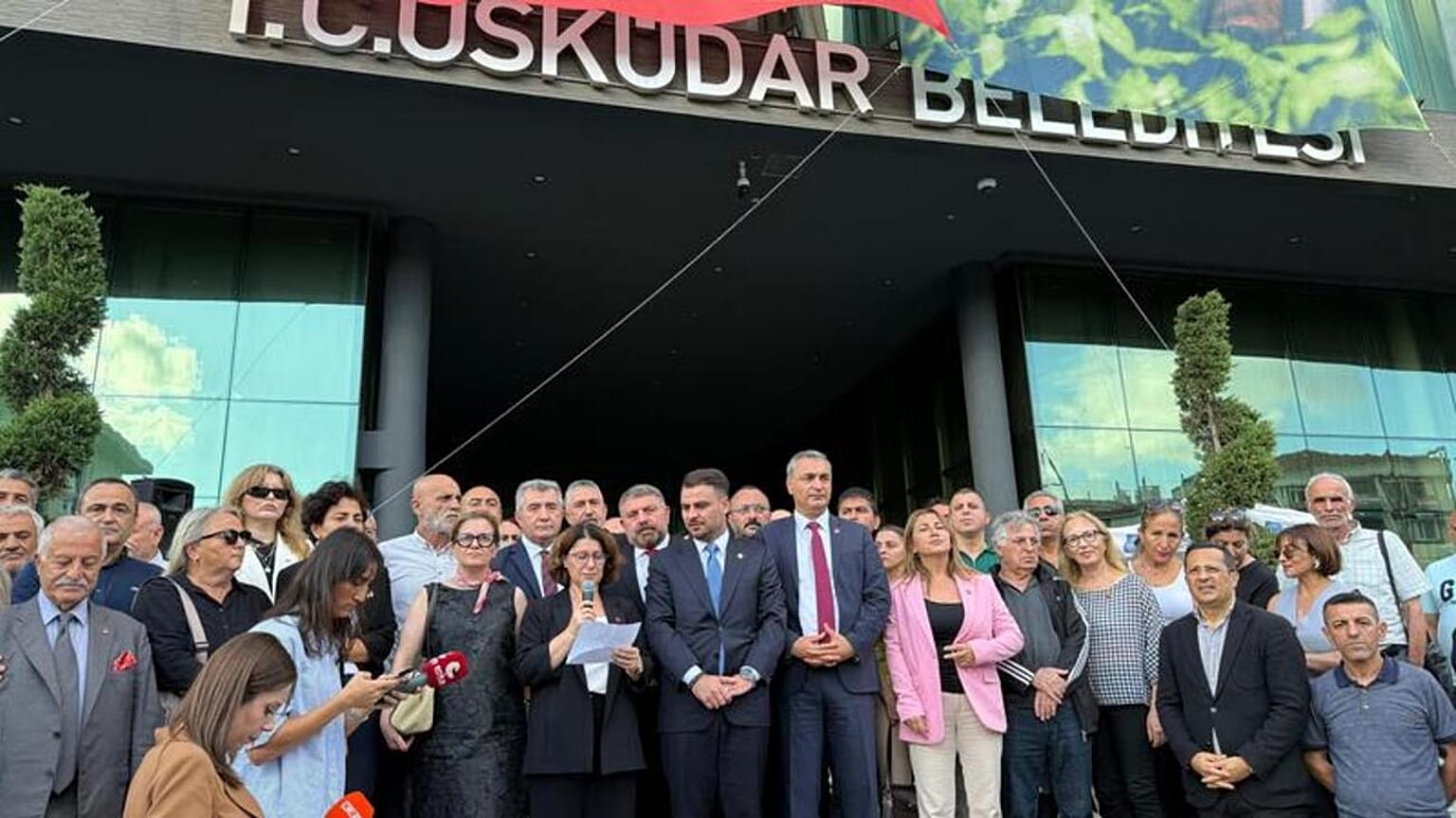 Üsküdar Belediyesi önünde CHP ve Yeni Parti grubu açıklaması