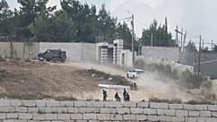  جنود إسرائيليون يجلسون تحت خيمة أمام منزل المالك الفلسطيني الأمريكي لوي ريدي المقيم في ولاية أوهايو، والذي يحاصره المستوطنون الإسرائيليون منذ أكثر من أسبوع،