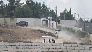  جنود إسرائيليون يجلسون تحت خيمة أمام منزل المالك الفلسطيني الأمريكي لوي ريدي المقيم في ولاية أوهايو، والذي يحاصره المستوطنون الإسرائيليون منذ أكثر من أسبوع،