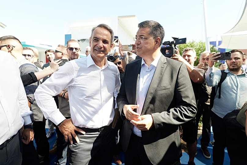 Ο πρωθυπουργός Κυριάκος Μητσοτάκης συνομιλεί με τον Ευρωπαίο επίτροπος βιώσιμων μεταφορών και τουρισμού, Απόστολο Τζιτζικώστα