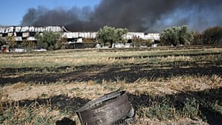 Εξάρτημα του μαχητικού αεροσκάφους τύπου F-4 Phantom της Πολεμικής Αεροπορίας, διακρίνεται στο σημείο συντριβής του, στην αεροπορική βάση της Τανάγρας