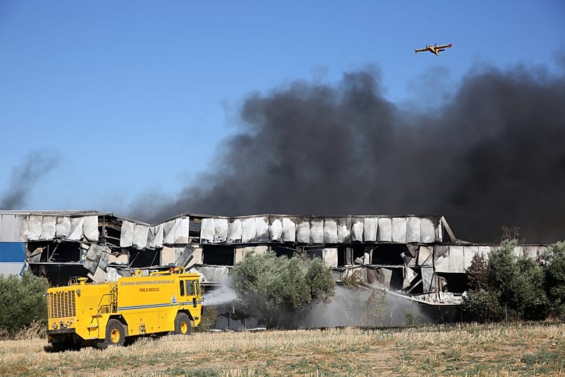 Un avión y un vehículo de extinción trabajan en el lugar del siniestro del avión de combate F-4 Phantom de la Fuerza Aérea