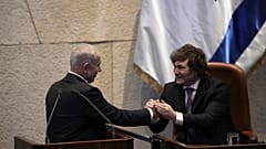 رئيس الوزراء الإسرائيلي بنيامين نتنياهو، على اليسار، يحيي الرئيس الأرجنتيني خافيير ميلي في الكنيست، البرلمان الإسرائيلي، في القدس، الأربعاء 11 يونيو 2025