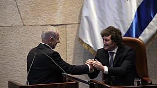 رئيس الوزراء الإسرائيلي بنيامين نتنياهو، على اليسار، يحيي الرئيس الأرجنتيني خافيير ميلي في الكنيست، البرلمان الإسرائيلي، في القدس، الأربعاء 11 يونيو 2025