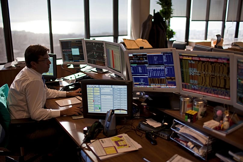 ARCHIV (18.01.2012). Ein Broker arbeitet in einer portugiesischen Bank