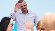 Kurzfassung  AfD-Spitzenkandidat Ulrich Siegmund trifft bei einer Wahlkampfveranstaltung am Freitag, 4. September 2026, in Magdeburg auf Unterstützer.
