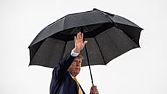 ABD Başkanı Donald Trump, Maryland, Joint Base Andrews'te Air Force One uçağına binerken el sallıyor, 4 Eylül 2026.