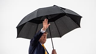 ABD Başkanı Donald Trump, Maryland, Joint Base Andrews'te Air Force One uçağına binerken el sallıyor, 4 Eylül 2026.