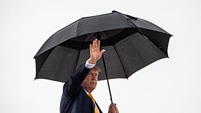 ABD Başkanı Donald Trump, Maryland, Joint Base Andrews'te Air Force One uçağına binerken el sallıyor, 4 Eylül 2026.