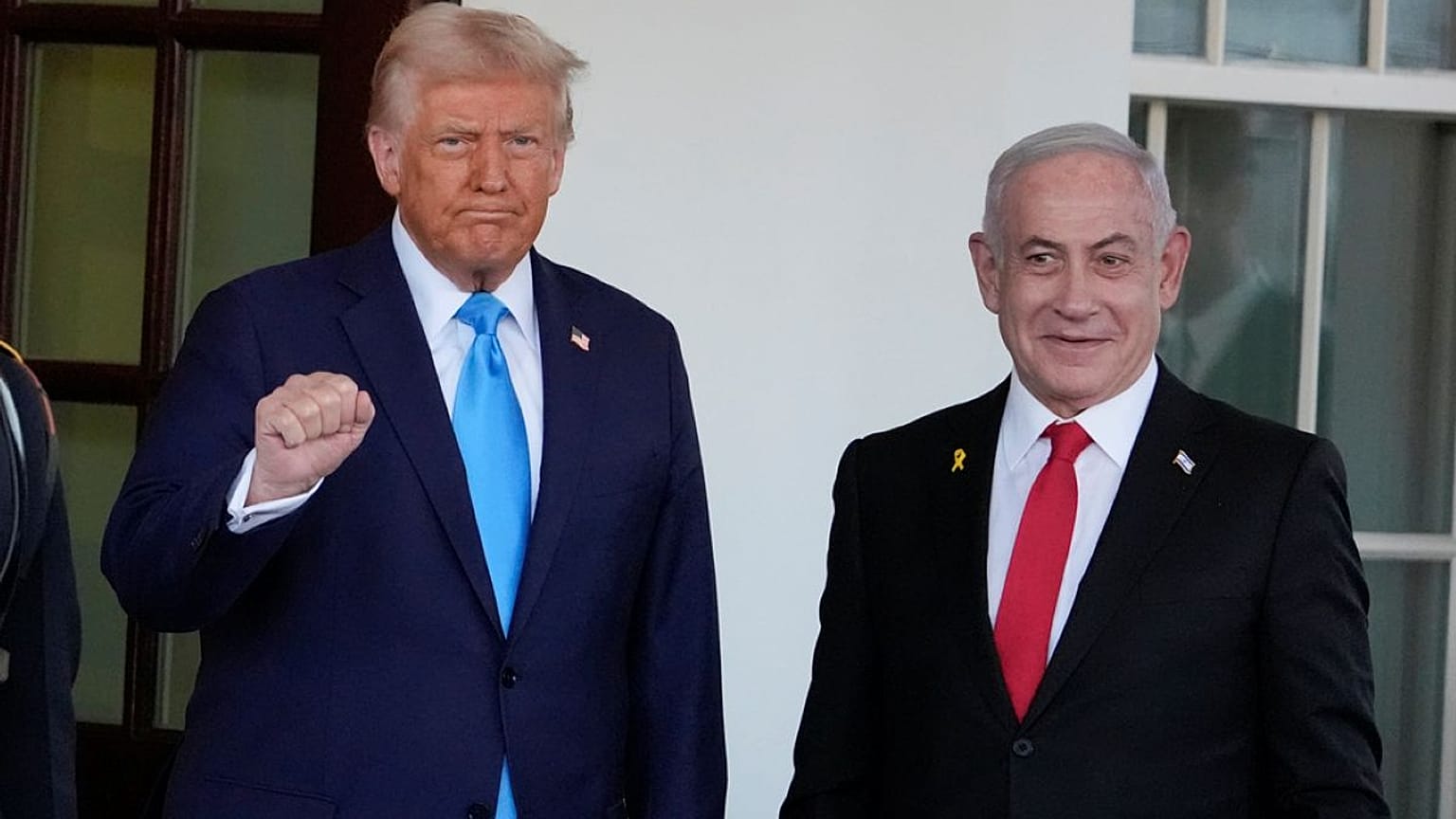 الرئيس الأمريكي دونالد ترامب يستقبل رئيس الوزراء الإسرائيلي بنيامين نتنياهو لدى وصوله إلى الجناح الغربي للبيت الأبيض في واشنطن، 4 فبراير 2025.