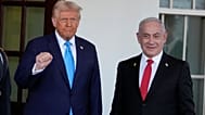 الرئيس الأمريكي دونالد ترامب يستقبل رئيس الوزراء الإسرائيلي بنيامين نتنياهو لدى وصوله إلى الجناح الغربي للبيت الأبيض في واشنطن، 4 فبراير 2025.