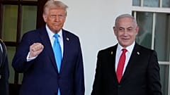 الرئيس الأمريكي دونالد ترامب يستقبل رئيس الوزراء الإسرائيلي بنيامين نتنياهو لدى وصوله إلى الجناح الغربي للبيت الأبيض في واشنطن، 4 فبراير 2025.