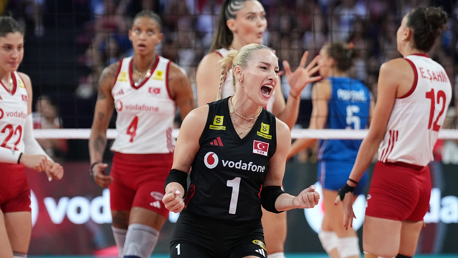 Türkiye ile Sırbistan arasında İstanbul'da oynanan Kadınlar Avrupa Şampiyonası yarı final voleybol maçınıda karşı karşıya geldi.