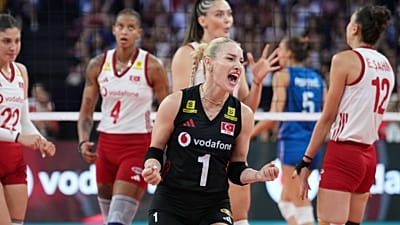 Türkiye ile Sırbistan arasında İstanbul'da oynanan Kadınlar Avrupa Şampiyonası yarı final voleybol maçınıda karşı karşıya geldi.