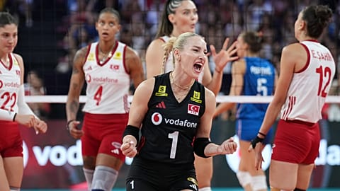 Türkiye ile Sırbistan arasında İstanbul'da oynanan Kadınlar Avrupa Şampiyonası yarı final voleybol maçınıda karşı karşıya geldi.
