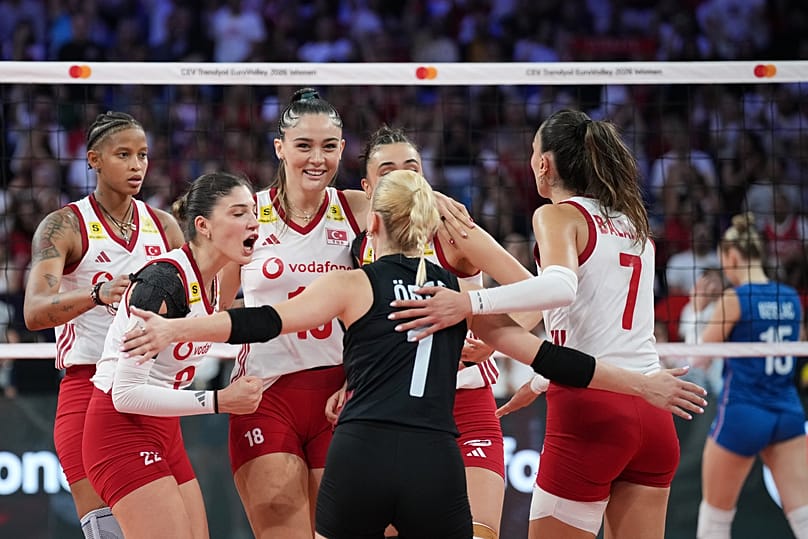 A Milli Kadın Voleybol Takımı, Türkiye ile Sırbistan arasında İstanbul'da oynanan Kadınlar Avrupa Şampiyonası yarı final voleybol maçında sayıyı kutlarken. 5 Eylül 2026