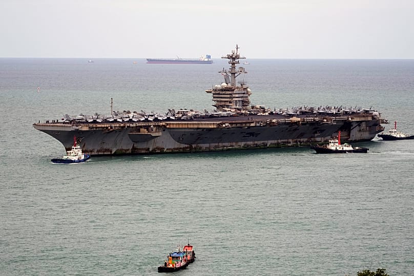 USS Abraham Lincoln'un gövdesindeki geniş pas lekeleri dikkat çekti.