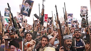 أنصار الحوثي يرفعون صور المرشد الأعلى الإيراني الراحل آية الله علي خامنئي ويهتفون ضد إسرائيل وأمريكا في صنعاء، 1 مارس/آذار 2026