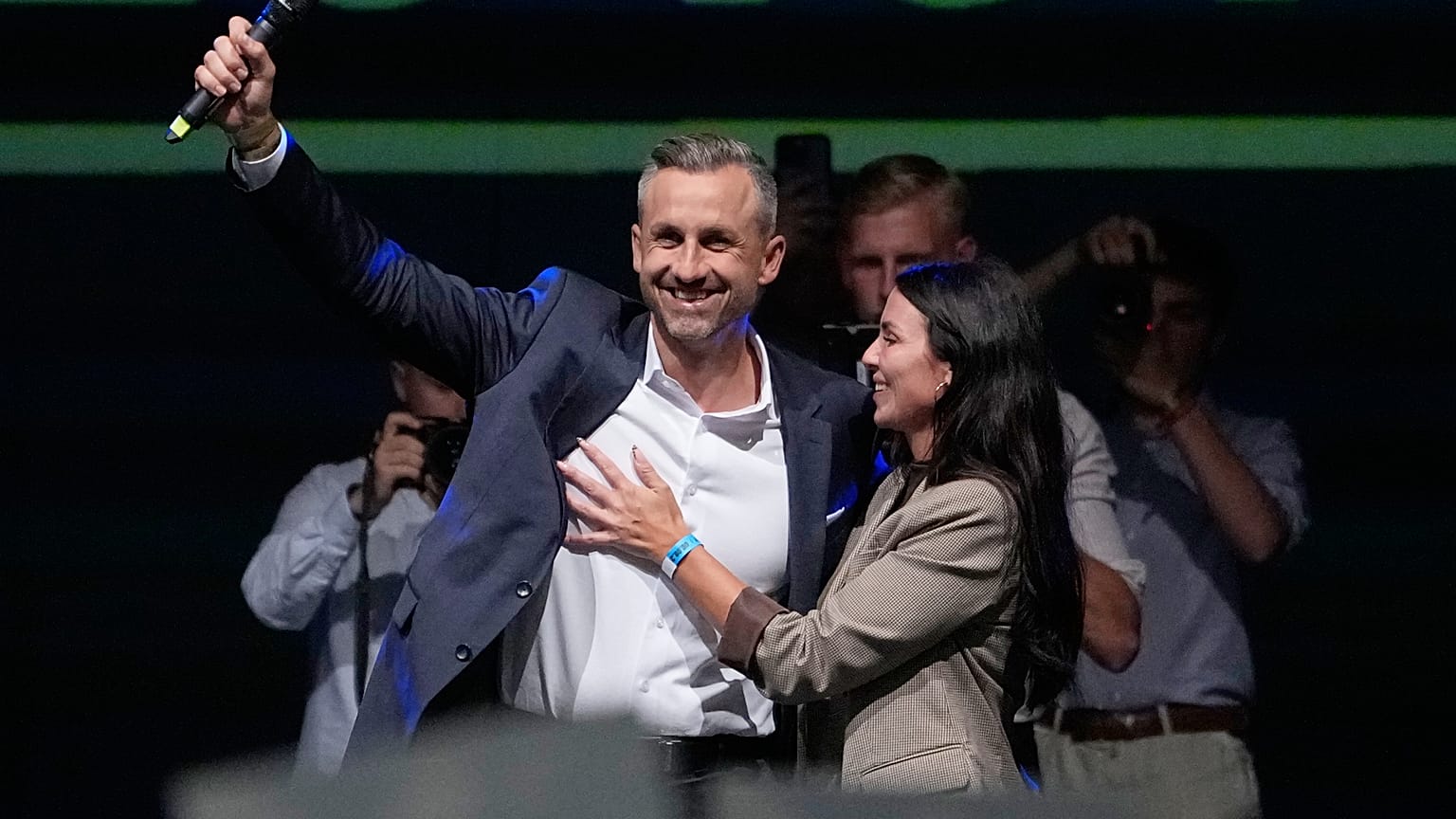 Ulrich Siegmund świętuje wraz z żoną Julią na imprezie wyborczej partii AfD po wyborach w Saksonii-Anhalt, 6 września 2026 r. 
