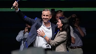 Ulrich Siegmund świętuje wraz z żoną Julią na imprezie wyborczej partii AfD po wyborach w Saksonii-Anhalt, 6 września 2026 r. 