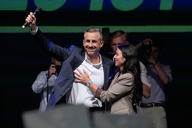 Ulrich Siegmund świętuje wraz z żoną Julią na imprezie wyborczej partii AfD po wyborach w Saksonii-Anhalt, 6 września 2026 r.