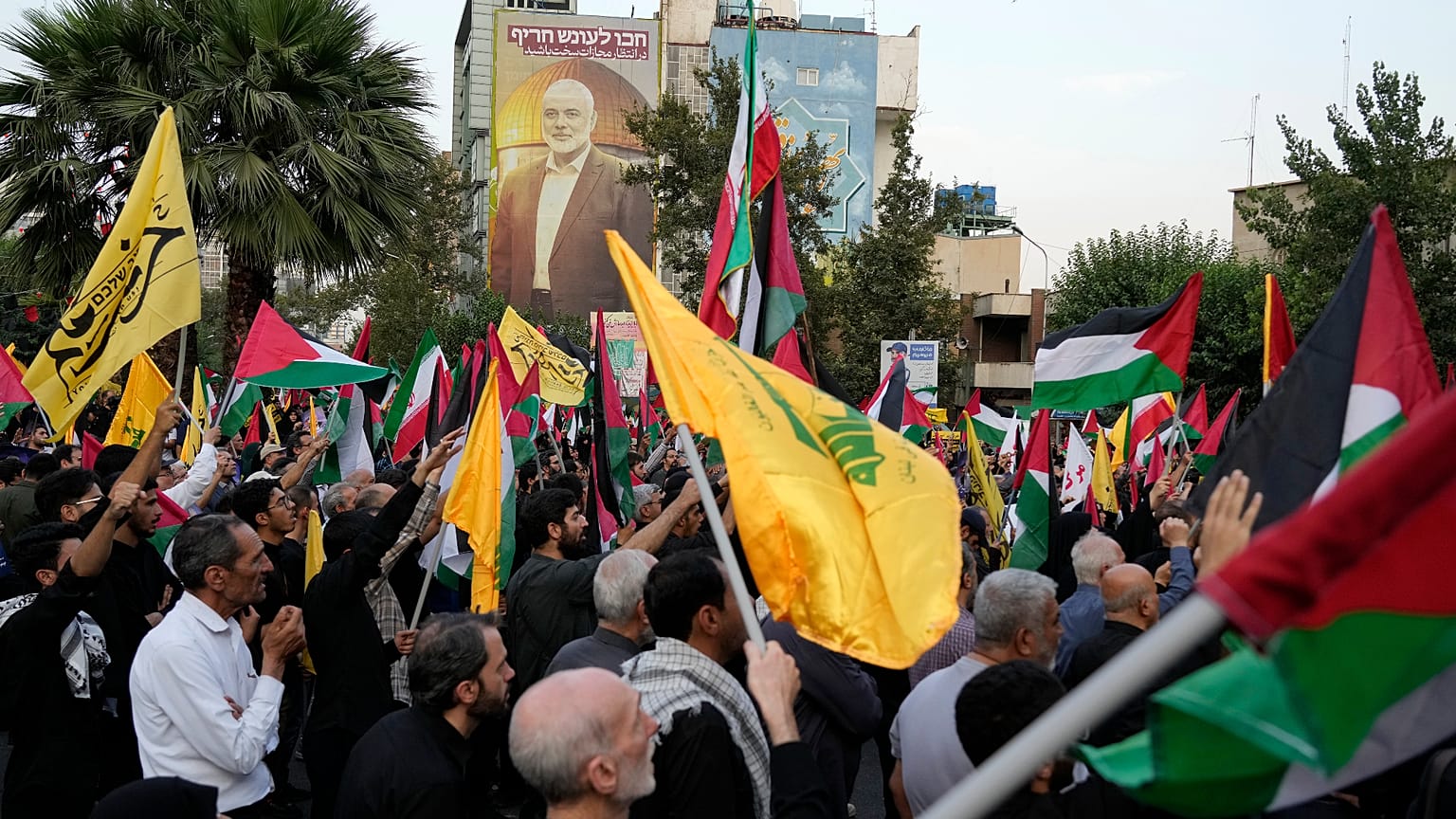 في 31 يوليو/تموز 2024، تظاهر إيرانيون في طهران تنديدًا باغتيال رئيس المكتب السياسي لحماس إسماعيل هنية، رافعين أعلام إيران وفلسطين وحزب الله