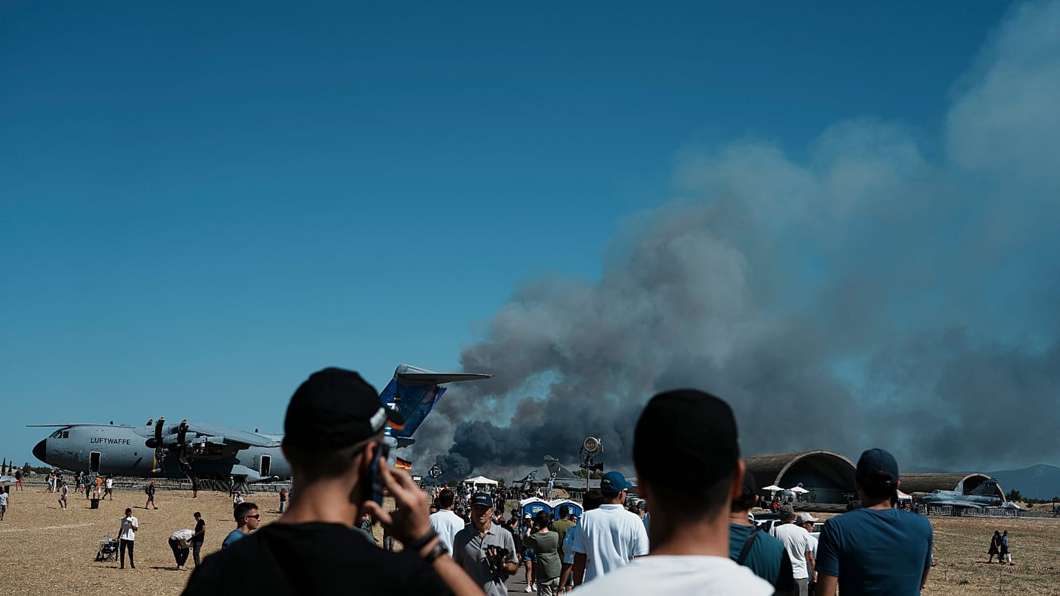 Καπνός αναδύεται από το σημείο συντριβής του μαχητικού κατά τη διάρκεια επίδειξης στο Athens Flying Week στην Τανάγρα