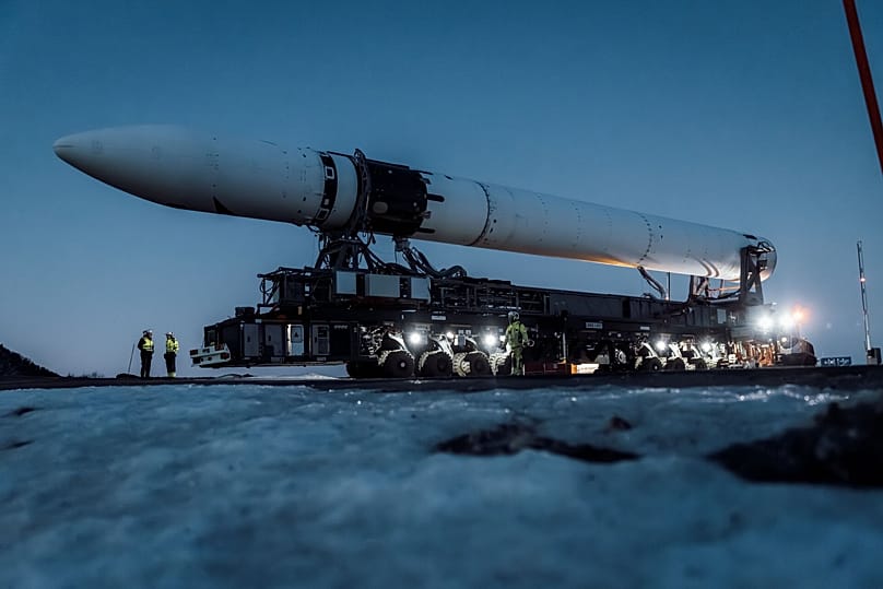 Foguetão Spectrum da Isar Aerospace, a ser deslocado para a plataforma de lançamento, 23 de março de 2026