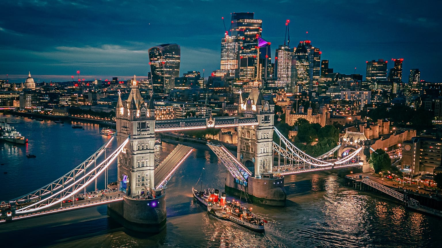 A Waverley áthalad a londoni Tower Bridge alatt.