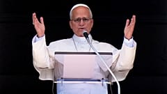 Папа Лев XIV произносит благословение, читая полуденную молитву «Ангелус» из окна кабинета с видом на площадь Святого Петра в Ватикане, воскресенье, 6 сентября 2026 года. (A