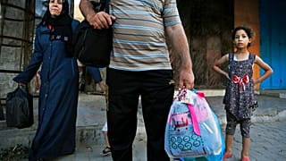 Filistinliler, Gazze Şehri’nin Şucaiyye Mahallesi’ndeki evlerinden ayrılıyor.