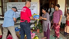 Pracownicy Baptystycznej Służby Miłosierdzia rozdają pomoc w Nepalu