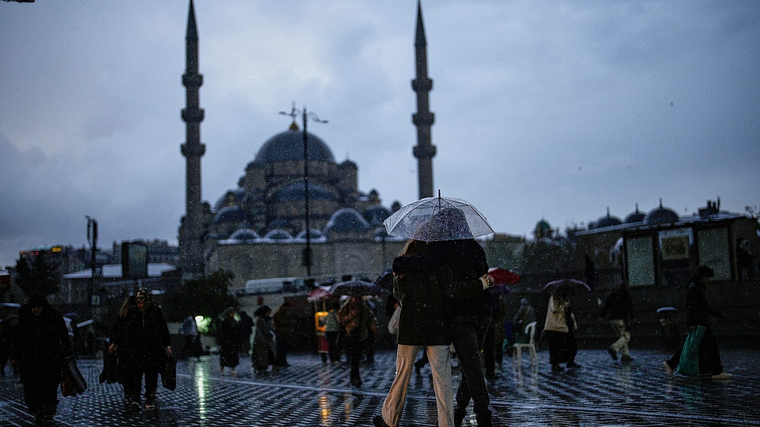 İstanbul'da yağmurlu bir gün, Yeni Cami'nin önünde yürüyen yayalar, 30 Kasım 2025.