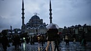İstanbul'da yağmurlu bir gün, Yeni Cami'nin önünde yürüyen yayalar, 30 Kasım 2025.