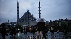 İstanbul'da yağmurlu bir gün, Yeni Cami'nin önünde yürüyen yayalar, 30 Kasım 2025.
