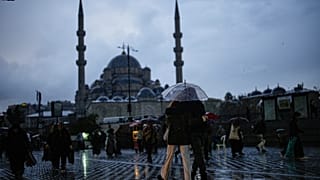 İstanbul'da yağmurlu bir gün, Yeni Cami'nin önünde yürüyen yayalar, 30 Kasım 2025.
