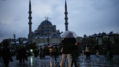 İstanbul'da yağmurlu bir gün, Yeni Cami'nin önünde yürüyen yayalar, 30 Kasım 2025.