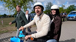 Ulrich Siegmund, az „Alternative für Deutschland” (AfD) párt csúcsjelöltje feleségével, Juliával távozik