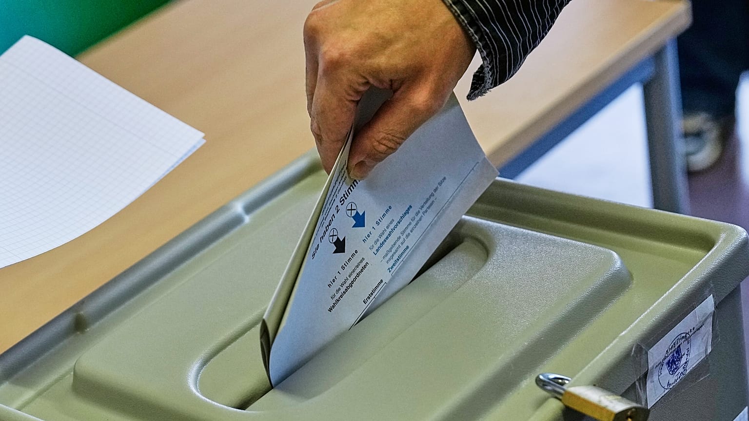 Ein Mann gibt in einem Wahllokal während der Landtagswahl in Sachsen-Anhalt in Tangermünde, Ostdeutschland, am Sonntag, den 6. September 2026, seine Stimme ab.