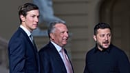 Prezydent Ukrainy Wołodymyr Zełenski stoi obok Steve’a Witkoffa i Jareda Kushnera, wysłanników USA, w Kijowie, na Ukrainie, 6 września 2026 r.