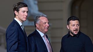 Prezydent Ukrainy Wołodymyr Zełenski stoi obok Steve’a Witkoffa i Jareda Kushnera, wysłanników USA, w Kijowie, na Ukrainie, 6 września 2026 r.